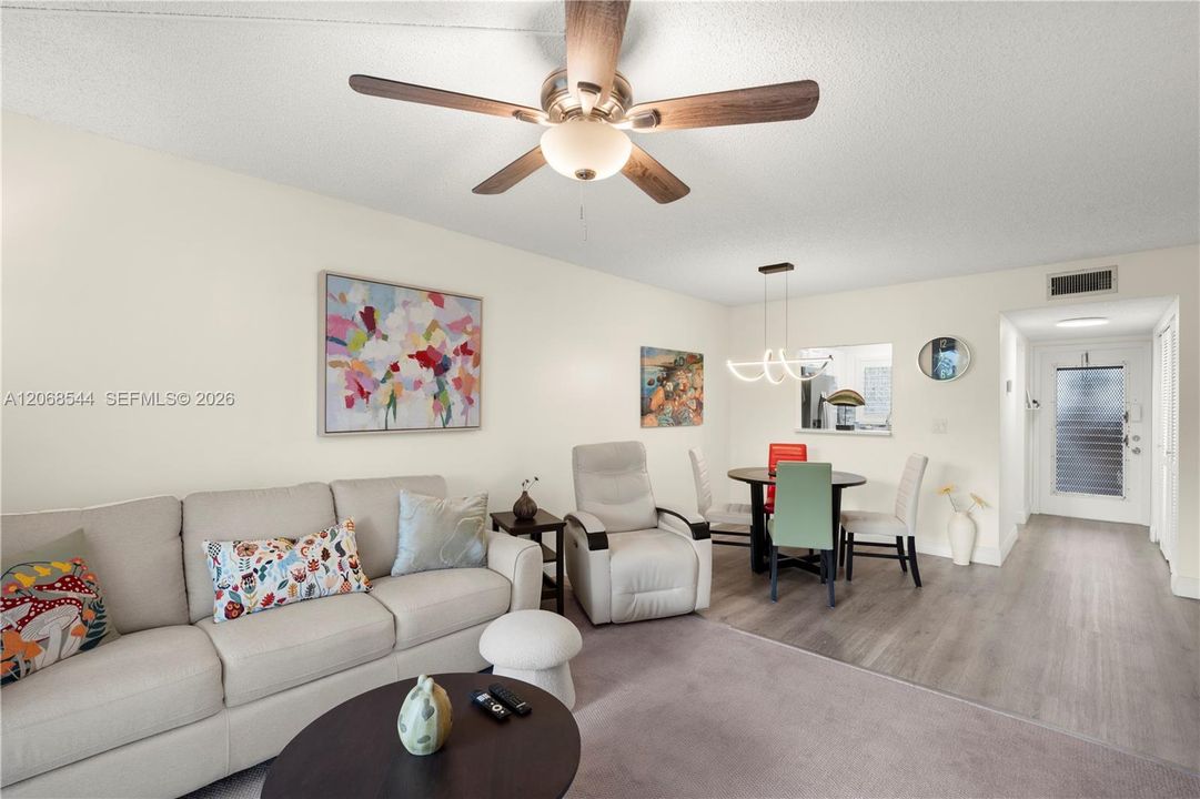 For Sale: $124,000 (1 beds, 1 baths, 720 Square Feet)