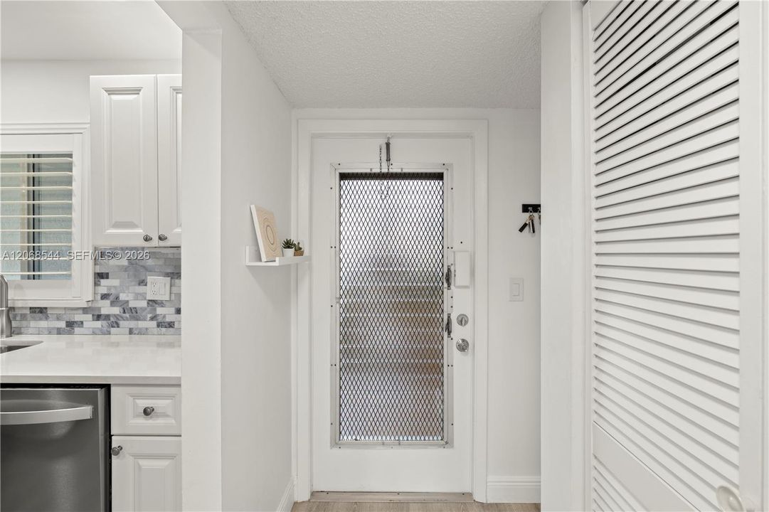 For Sale: $124,000 (1 beds, 1 baths, 720 Square Feet)