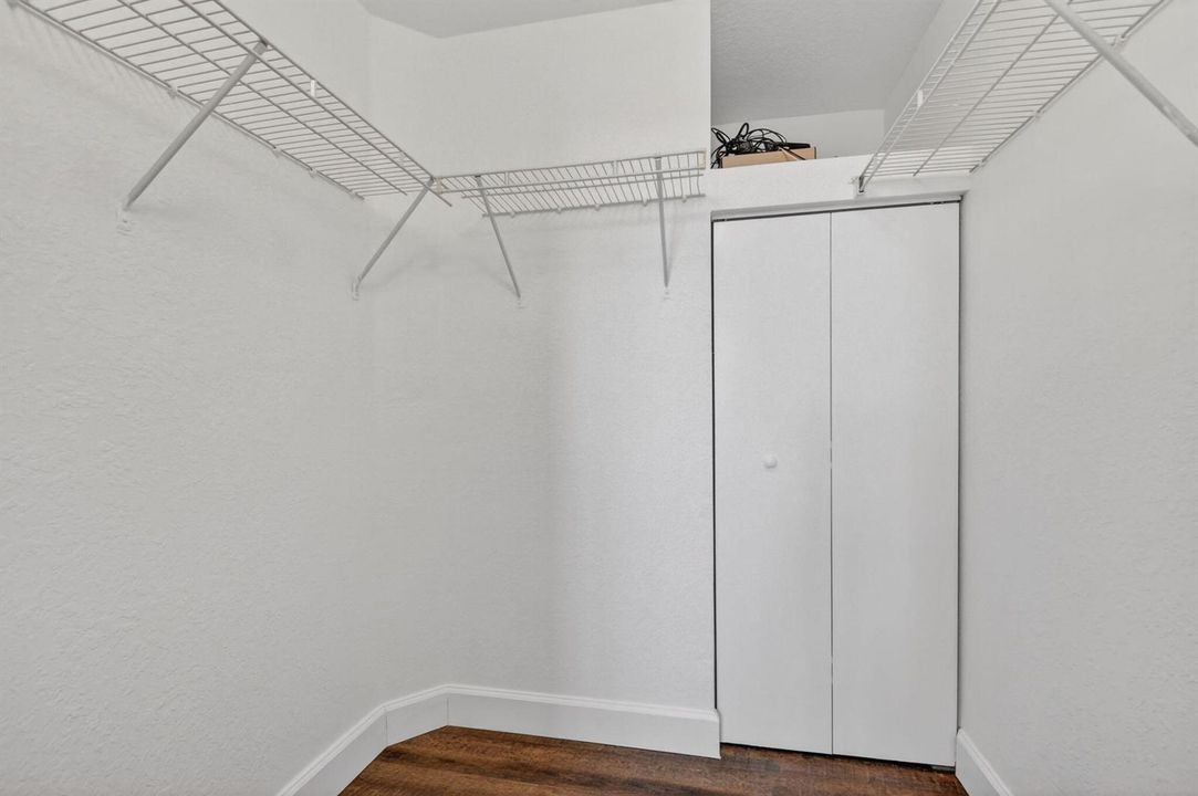 WALK IN CLOSET