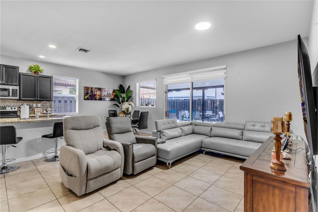 For Sale: $570,000 (3 beds, 2 baths, 1698 Square Feet)