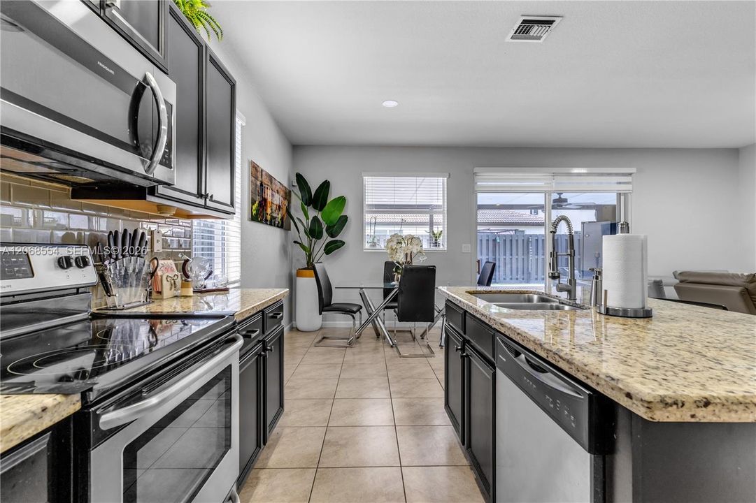 For Sale: $570,000 (3 beds, 2 baths, 1698 Square Feet)