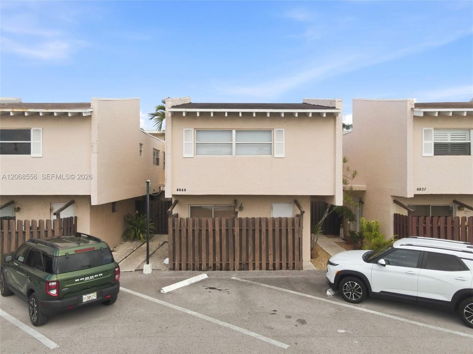 For Rent: $3,500 (3 beds, 2 baths, 952 Square Feet)