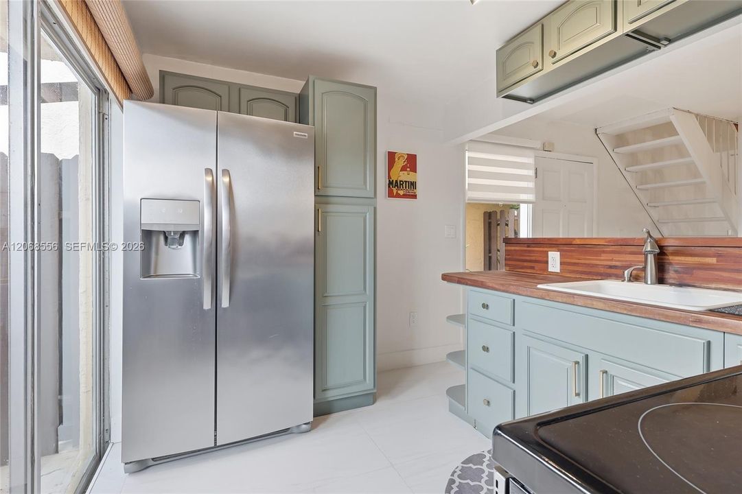 For Rent: $3,500 (3 beds, 2 baths, 952 Square Feet)