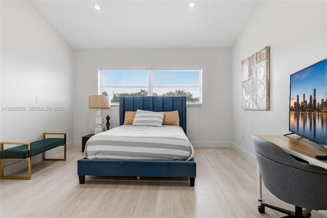 For Rent: $3,500 (3 beds, 2 baths, 952 Square Feet)
