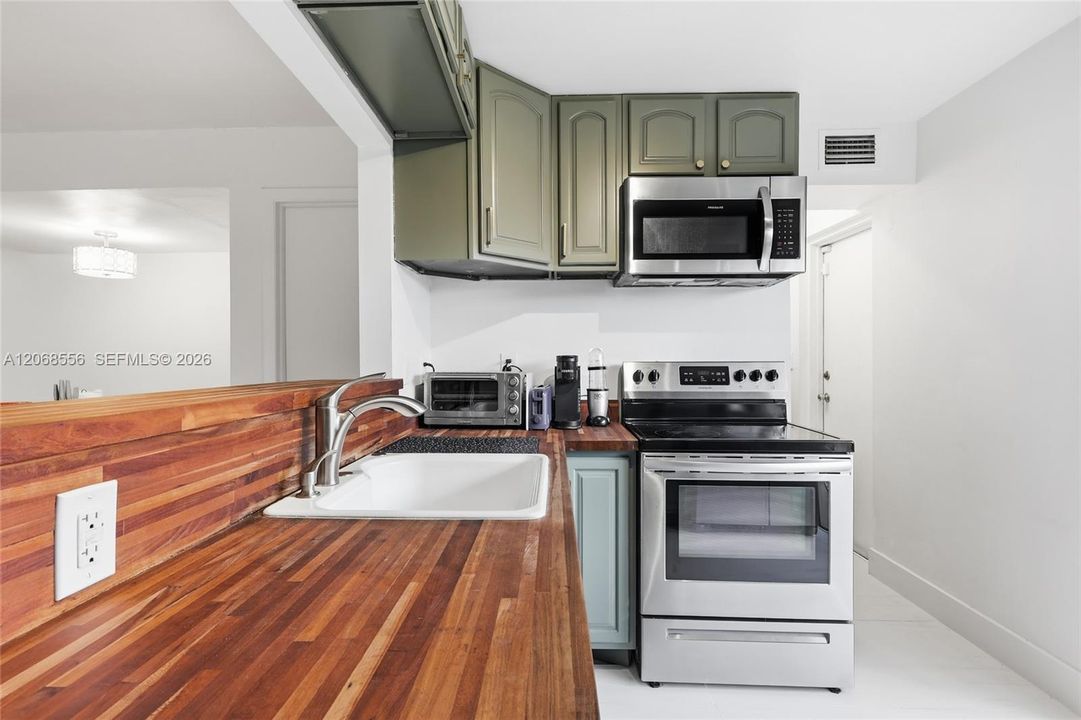 For Rent: $3,500 (3 beds, 2 baths, 952 Square Feet)