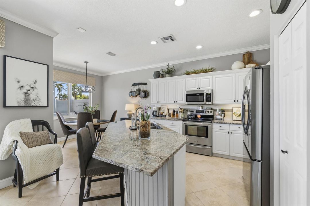 BEAUTIFUL KITCHEN WITH ISLAND