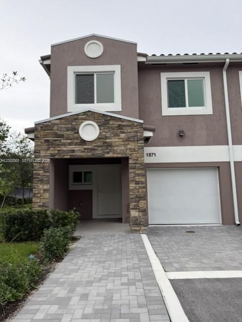 For Rent: $3,950 (3 beds, 2 baths, 1633 Square Feet)