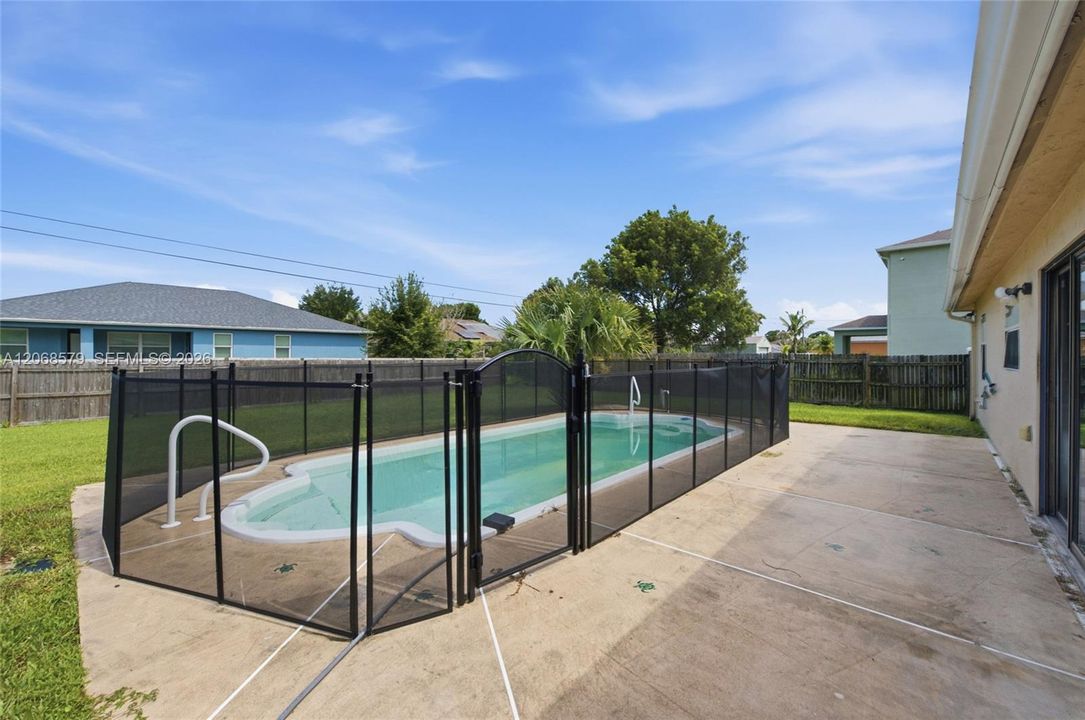 For Sale: $345,000 (3 beds, 2 baths, 1056 Square Feet)