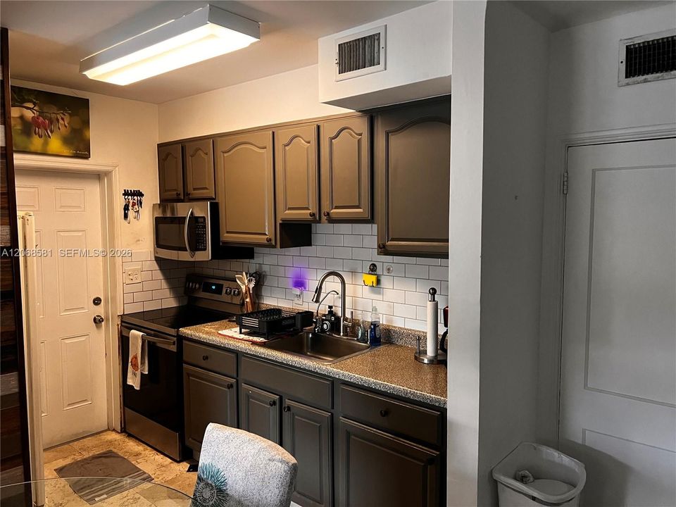 For Sale: $375,000 (1 beds, 1 baths, 635 Square Feet)