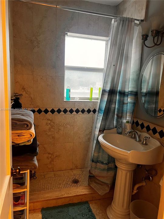 For Sale: $375,000 (1 beds, 1 baths, 635 Square Feet)