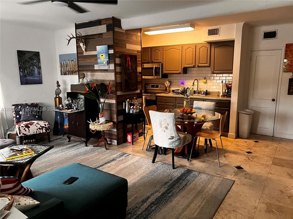 For Sale: $375,000 (1 beds, 1 baths, 635 Square Feet)
