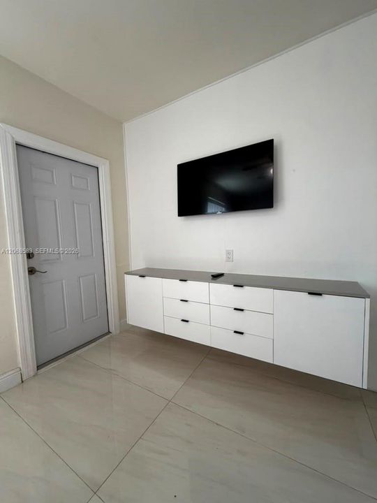 For Rent: $1,700 (0 beds, 1 baths, 1543 Square Feet)