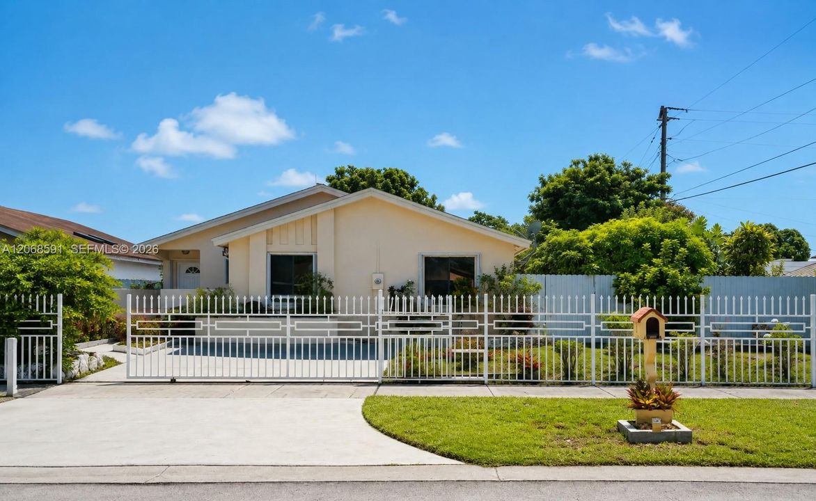 For Sale: $600,000 (3 beds, 2 baths, 1563 Square Feet)