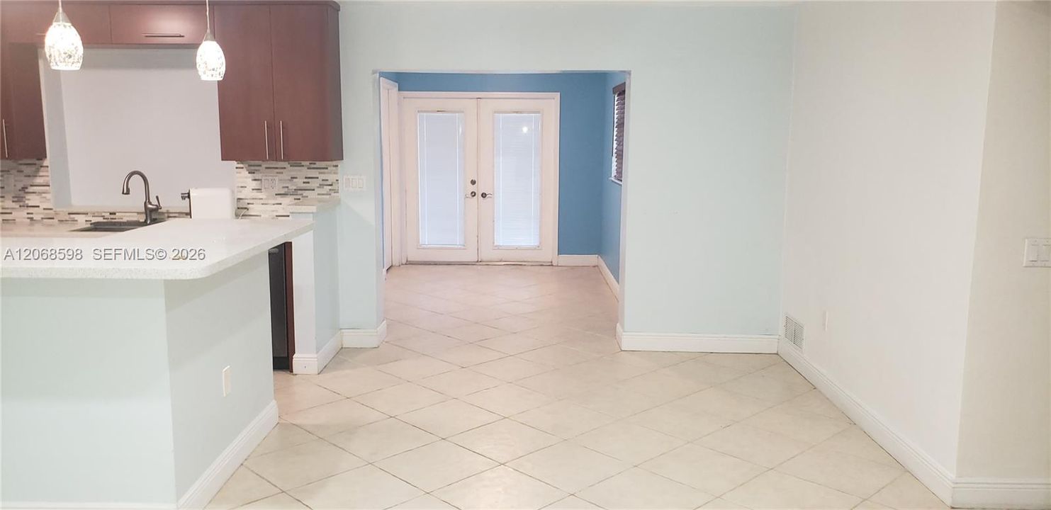 For Rent: $2,900 (2 beds, 1 baths, 1137 Square Feet)