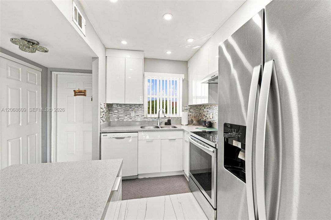 For Sale: $209,900 (2 beds, 2 baths, 850 Square Feet)
