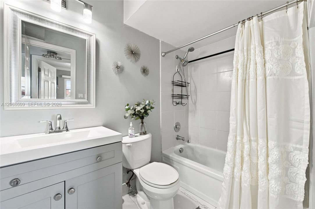 For Sale: $209,900 (2 beds, 2 baths, 850 Square Feet)