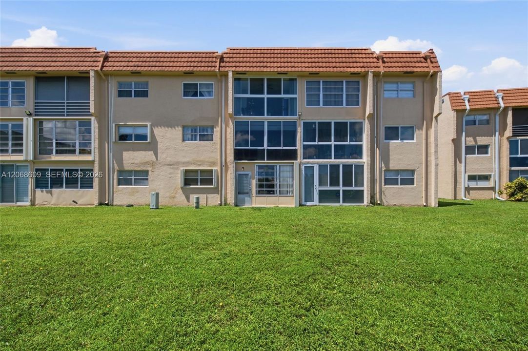 For Sale: $209,900 (2 beds, 2 baths, 850 Square Feet)
