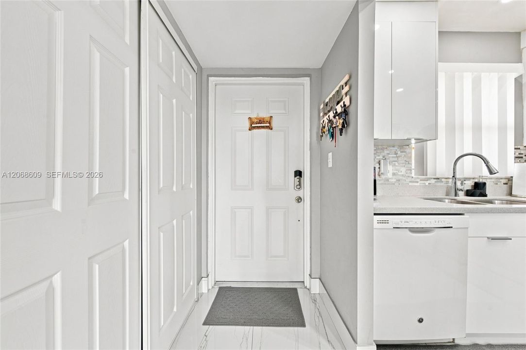 For Sale: $209,900 (2 beds, 2 baths, 850 Square Feet)