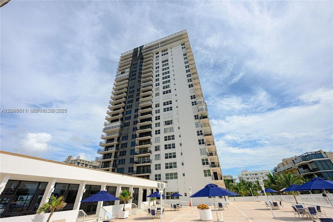 For Sale: $520,000 (1 beds, 2 baths, 980 Square Feet)
