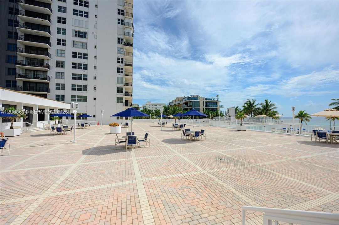 For Sale: $520,000 (1 beds, 2 baths, 980 Square Feet)