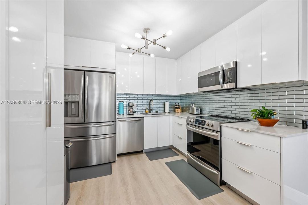For Sale: $520,000 (1 beds, 2 baths, 980 Square Feet)