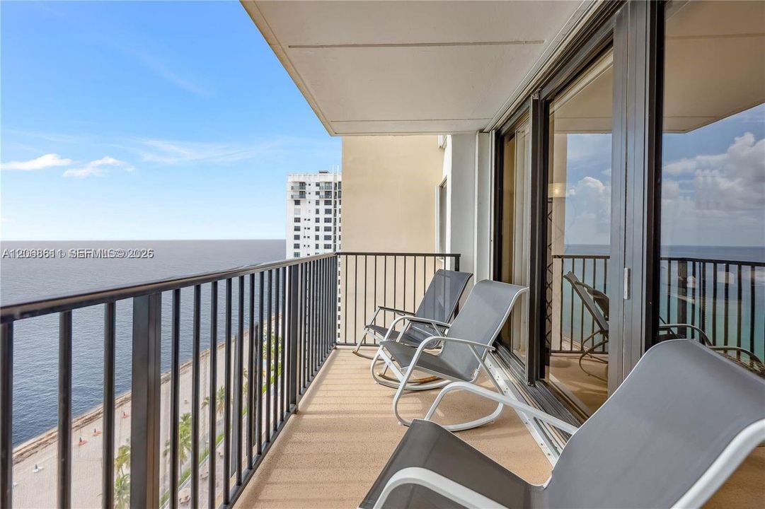 For Sale: $520,000 (1 beds, 2 baths, 980 Square Feet)