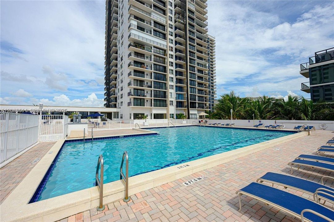 For Sale: $520,000 (1 beds, 2 baths, 980 Square Feet)