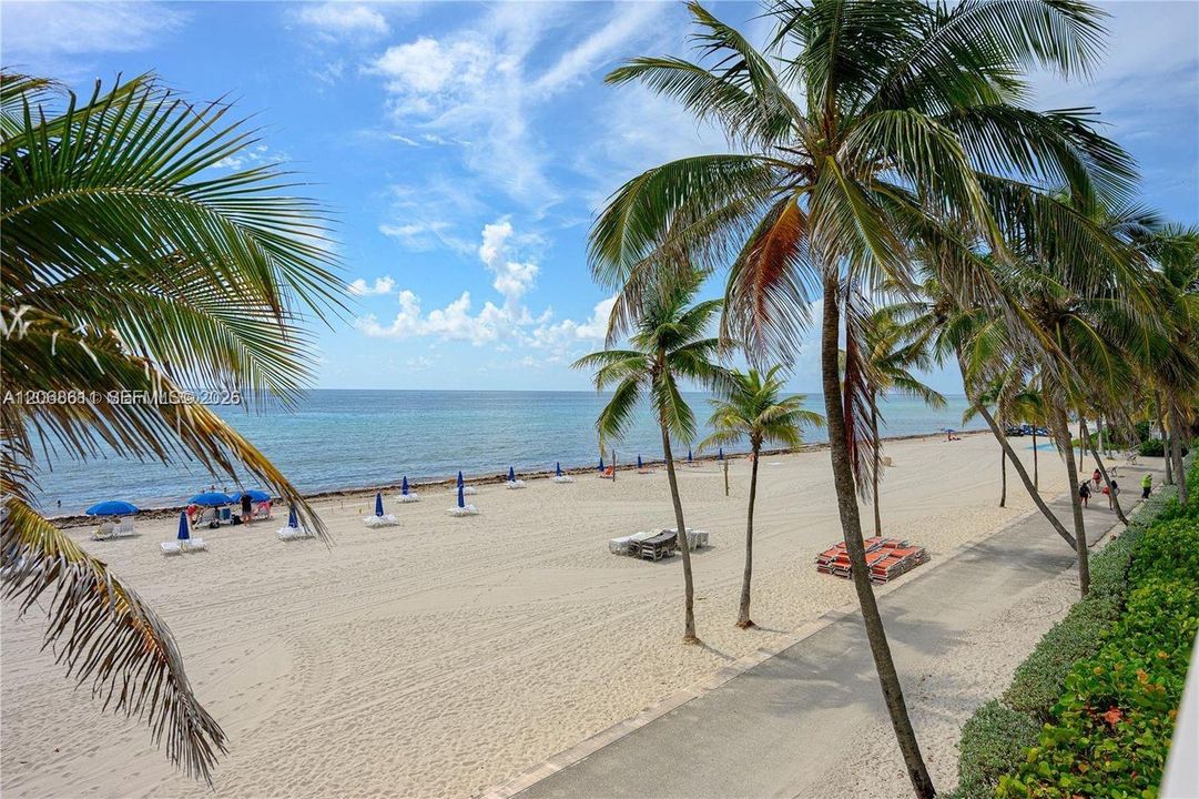 For Sale: $520,000 (1 beds, 2 baths, 980 Square Feet)