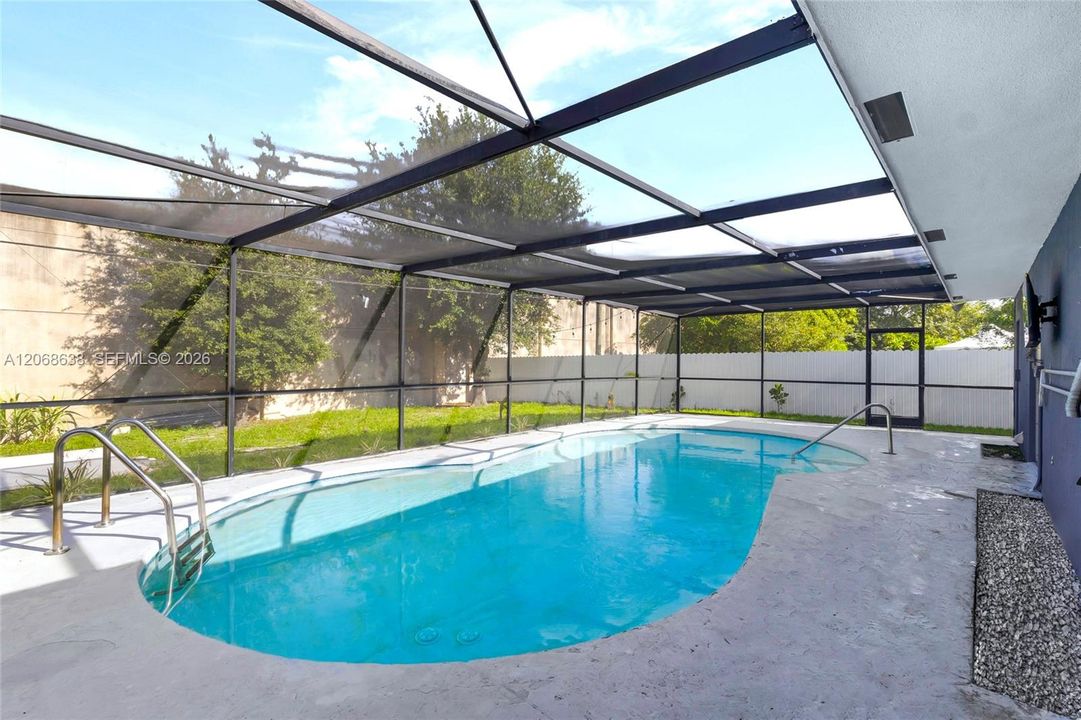 For Sale: $475,000 (3 beds, 2 baths, 960 Square Feet)