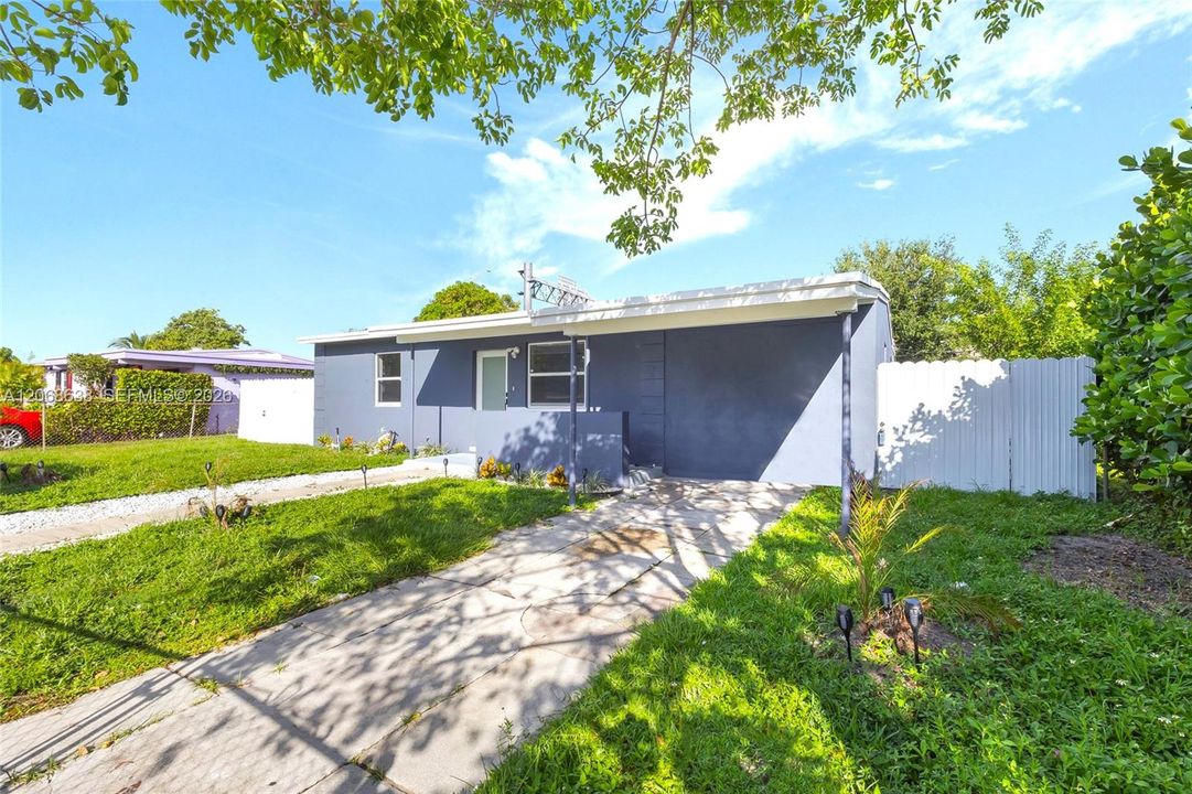 For Sale: $475,000 (3 beds, 2 baths, 960 Square Feet)
