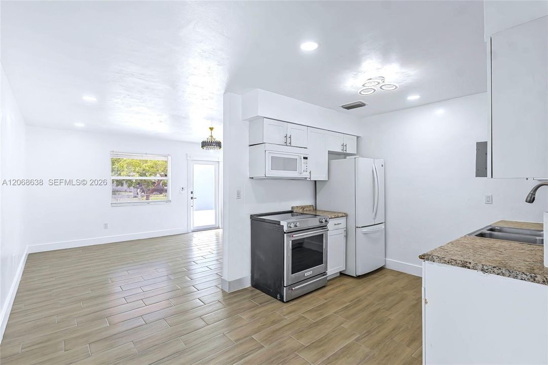 For Sale: $475,000 (3 beds, 2 baths, 960 Square Feet)