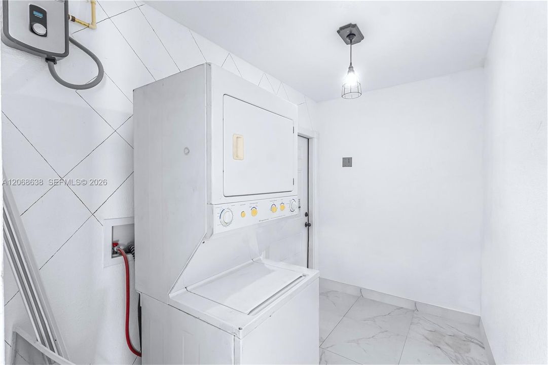 For Sale: $475,000 (3 beds, 2 baths, 960 Square Feet)