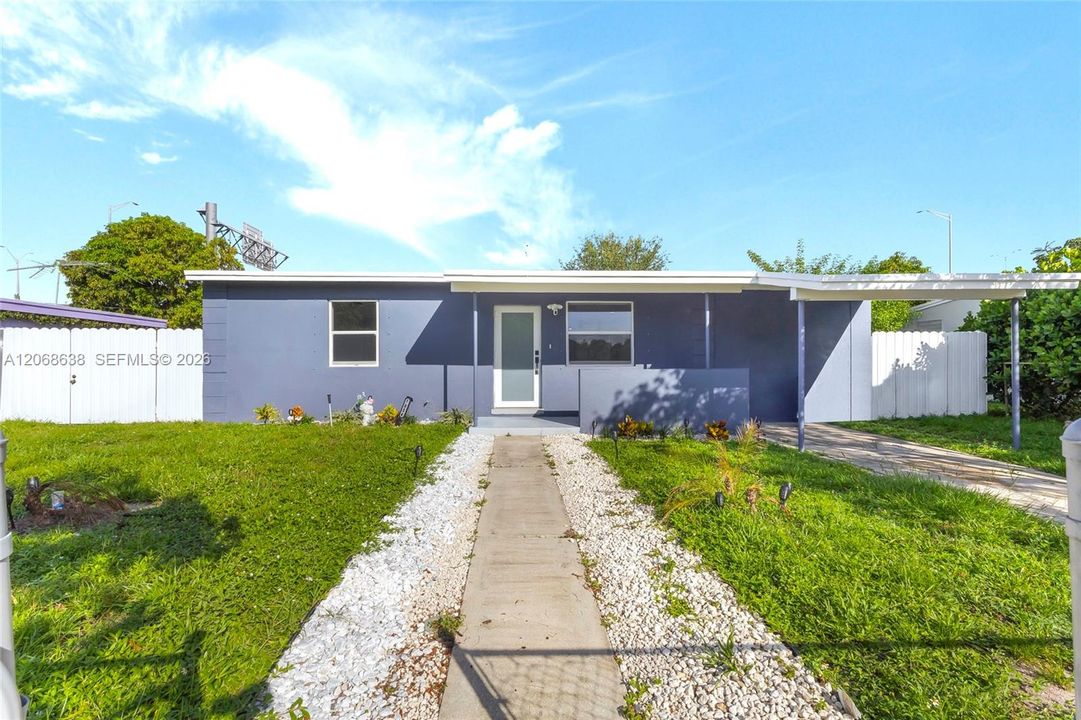 For Sale: $475,000 (3 beds, 2 baths, 960 Square Feet)