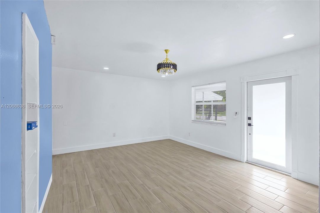 For Sale: $475,000 (3 beds, 2 baths, 960 Square Feet)