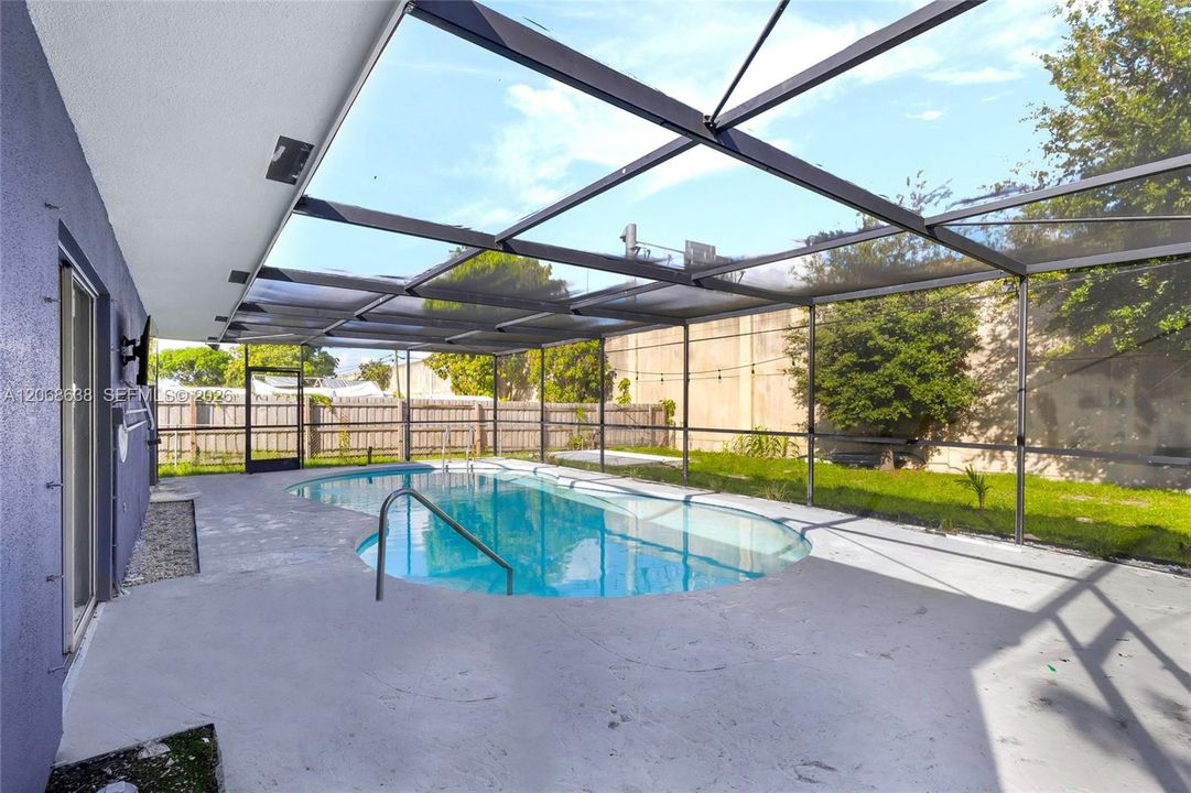 For Sale: $475,000 (3 beds, 2 baths, 960 Square Feet)