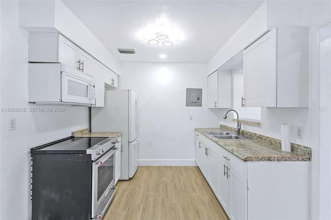 For Sale: $475,000 (3 beds, 2 baths, 960 Square Feet)