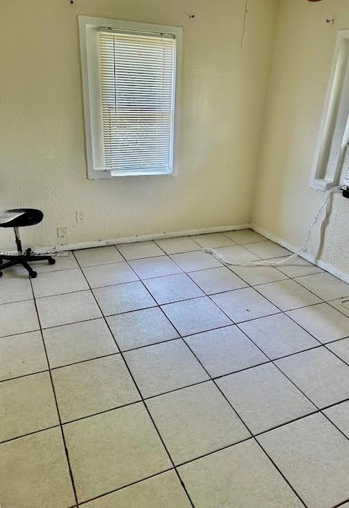 For Rent: $1,475 (1 beds, 1 baths, 1787 Square Feet)