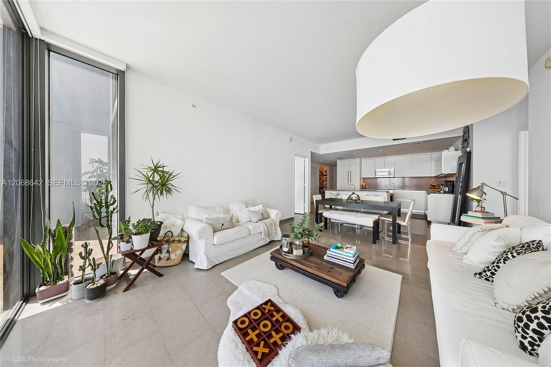 For Sale: $1,040,000 (2 beds, 2 baths, 1373 Square Feet)
