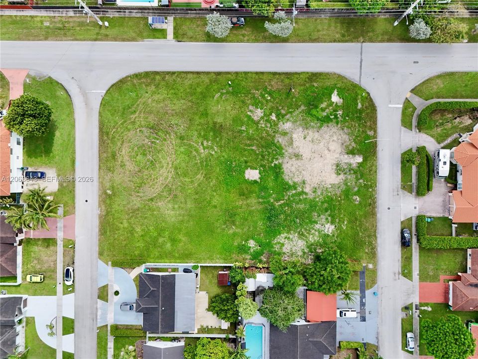 待售: $1,500,000 (0.70 acres)