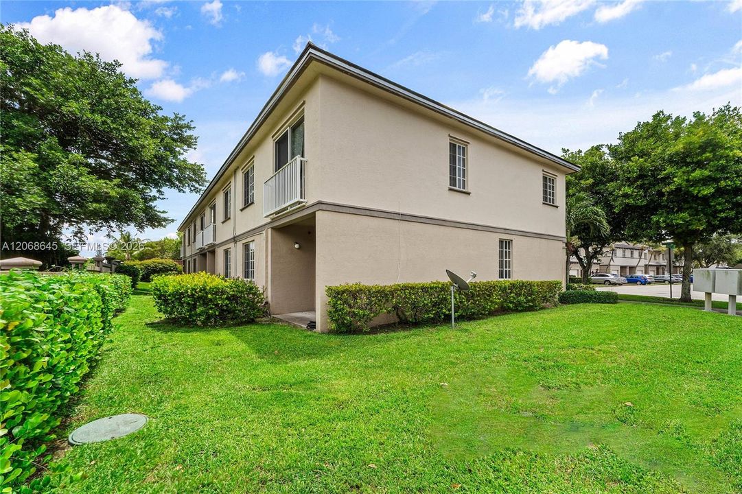 For Sale: $195,000 (3 beds, 2 baths, 1044 Square Feet)