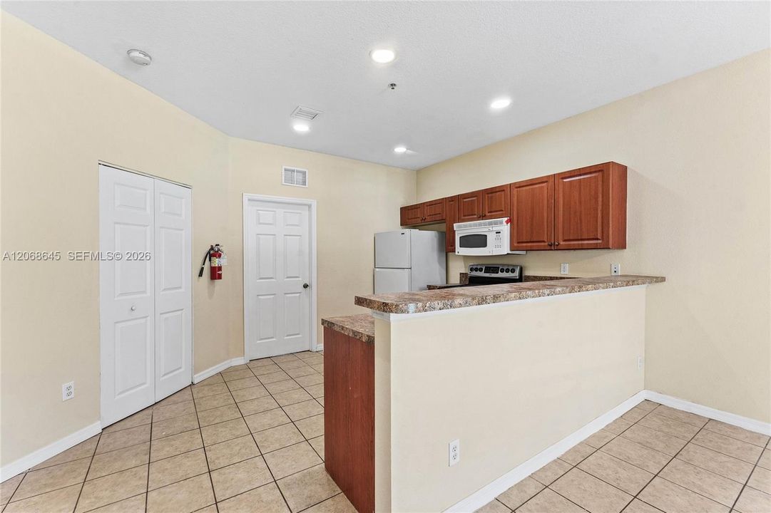 For Sale: $195,000 (3 beds, 2 baths, 1044 Square Feet)