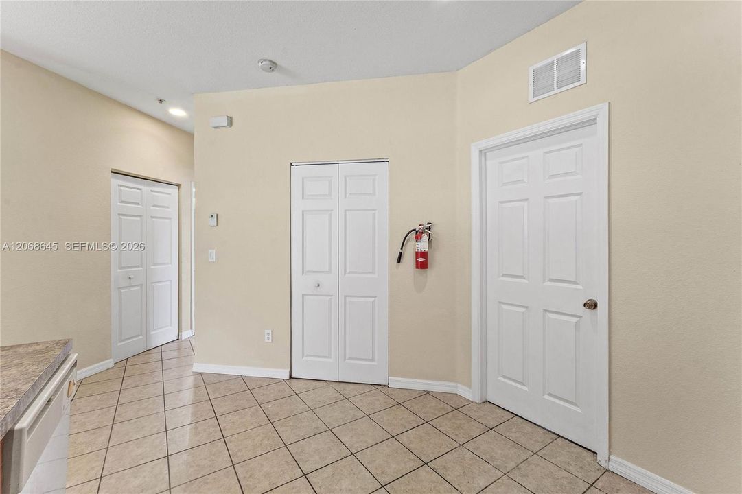 For Sale: $195,000 (3 beds, 2 baths, 1044 Square Feet)