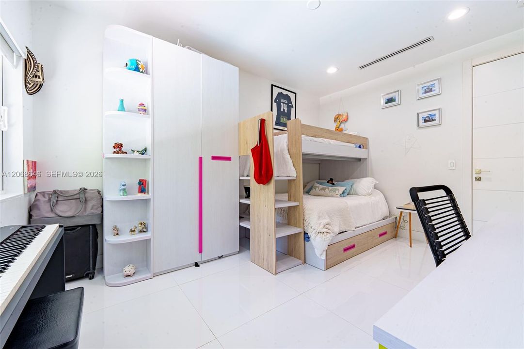For Sale: $1,700,000 (3 beds, 3 baths, 2436 Square Feet)