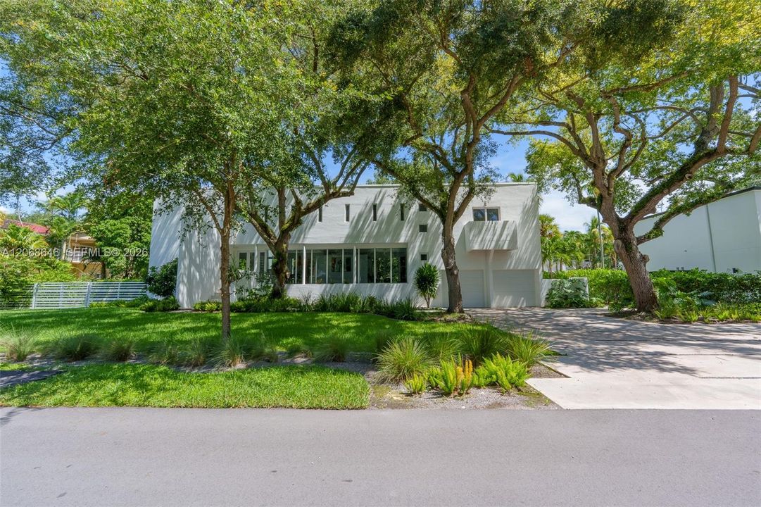 For Sale: $1,700,000 (3 beds, 3 baths, 2436 Square Feet)