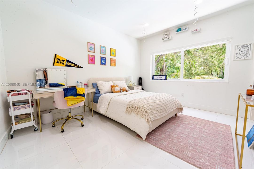 For Sale: $1,700,000 (3 beds, 3 baths, 2436 Square Feet)