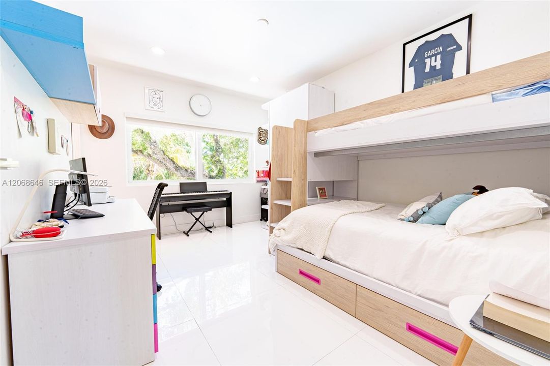 For Sale: $1,700,000 (3 beds, 3 baths, 2436 Square Feet)