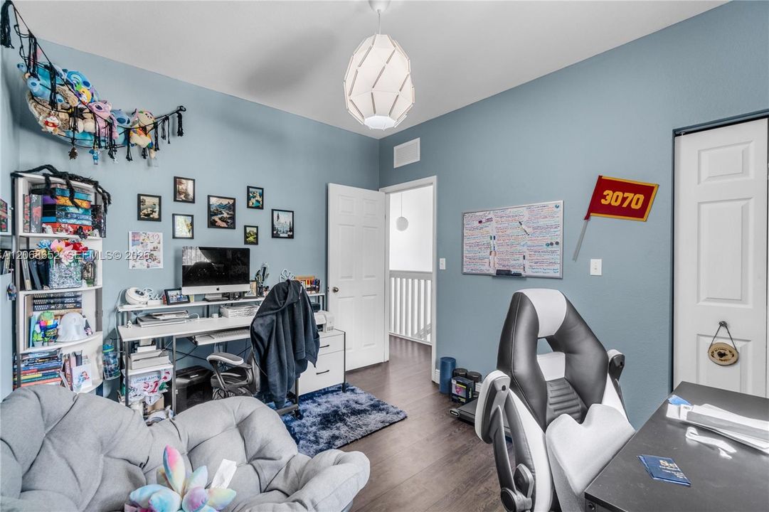 En Venta: $348,000 (3 camas, 3 baños, 1378 Pies cuadrados)