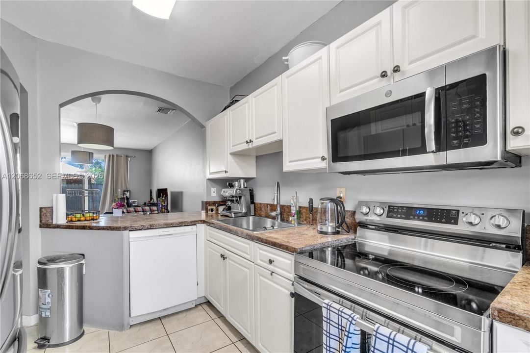 En Venta: $348,000 (3 camas, 3 baños, 1378 Pies cuadrados)