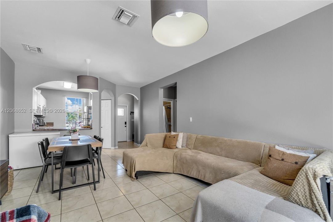 En Venta: $348,000 (3 camas, 3 baños, 1378 Pies cuadrados)