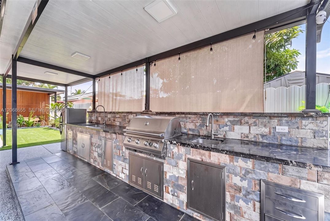 Exterior Kitchen with Natural gas built-in Grill and Burners